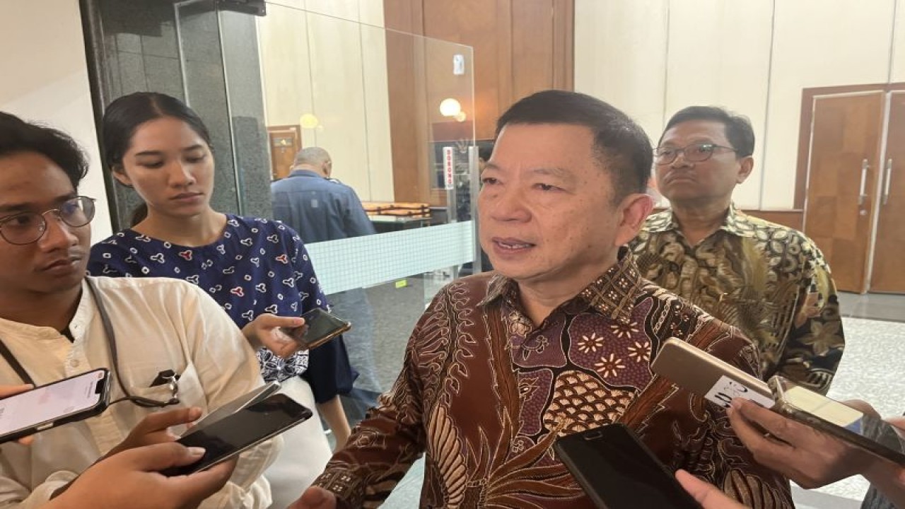 Menteri Perencanaan Pembangunan Nasional/Kepala Badan Perencanaan Pembangunan Nasional (PPN/Bappenas) Suharso Monoarfa dalam doorstop, di Gedung Bappenas, Jakarta, Selasa (8/8/2023). ANTARA/M. Baqir Idrus Alatas