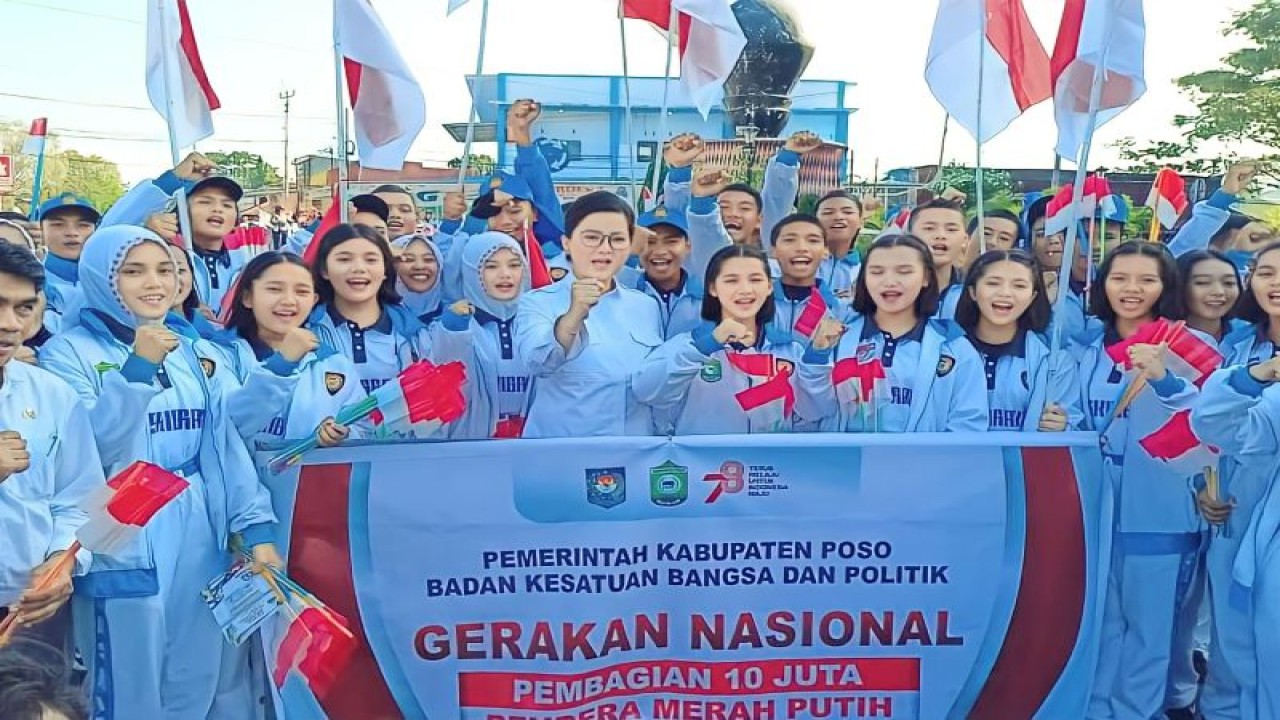 Bupati Poso, Sultenf, Verna Inkiriwang foto bersama dengan anggota Paskibraka Poso di sela - sela pembagian 10 juta bendera merah putih, Rabu (9/8/2023) (FOTO ANTARA/HO-Dinas Kominfosandi Kabupaten Poso)