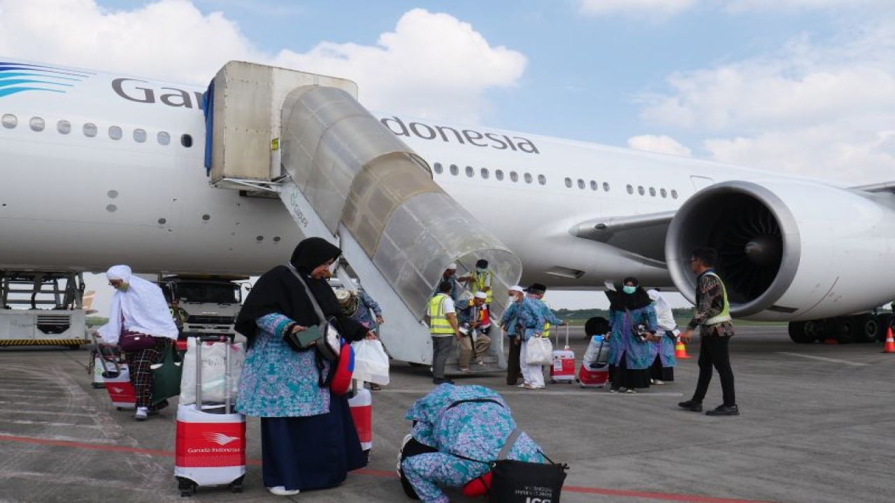Kedatangan jemaah haji kloter 24 debarkasi Palembang di Bandara Sultan Mahmud Badaruddin II, Rabu (8/3/2023)/ (ANTARA/HO-Kemenag Sumsel)
