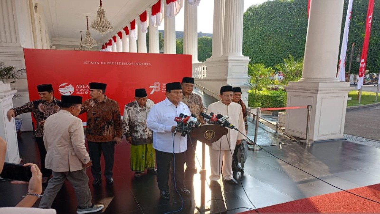 Menteri Pertahanan Prabowo Subianto bersama Habib Luthfi dan jajaran memberikan keterangan pers di Istana Kepresidenan Jakarta, Selasa (8/8/2023), terkait penyelenggaraan Muktamar Sufi Internasional yang akan diselenggarakan di Pekalongan, Jawa Tengah tanggal 29-31 Agustus 2023. ANTARA/Rangga Pandu Asmara Jingga
