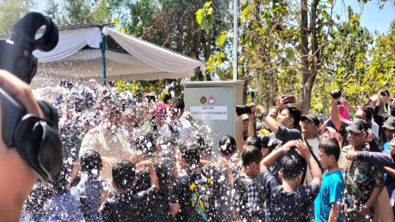 Menteri Pertahanan Prabowo Subianto bermain air bersama anak-anak saat meresmikan sarana penyediaan air bersih di Desa Wareng, Kecamatan Wonosari, Kabupaten Gunungkidul, Rabu (9/8/2023). (ANTARA/Sutarmi)