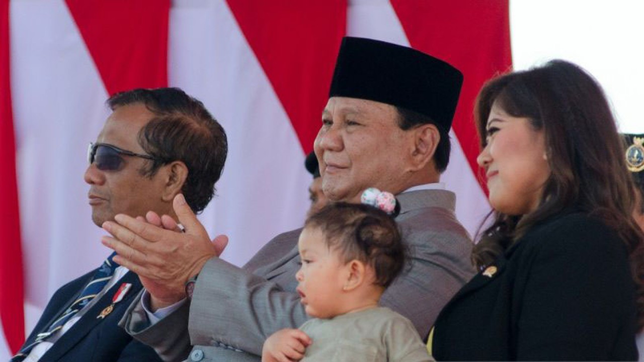 Menteri Pertahanan Prabowo Subianto (tengah), Menteri Koordinator Politik Hukum dan Keamanan Mahfud MD (kiri) dan Ketua Komisi I DPR Meutya Viada Hafid (kanan) tengah menyaksikan demonstrasi unjuk kebolehan pasukan Komponen Cadangan (Komcad) TNI angkatan 2023 di Pusdiklatpassus Kopassus Batujajar, Kabupaten Bandung Barat, Jumat (11/8/2023). (ANTARA/Novrian Arbi/Ricky Prayoga)