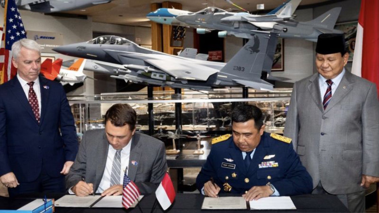 Menteri Pertahanan RI Prabowo Subianto (kanan) menyaksikan penandatanganan MoU pembelian 24 unit pesawat tempur F-15EX buatan Boeing oleh Kepala Badan Sarana Pertahanan Kemhan RI Marsekal Muda TNI Yusuf Jauhari (dua kanan) dan Wakil Presiden Direktur dan Manajer Program Boeing Fighters Mark Sears (dua kiri) di The Boeing Company, St. Louis, Missouri, Amerika Serikat, Senin (21/8/2023). (ANTARA/HO-Dokumentasi Boeing)