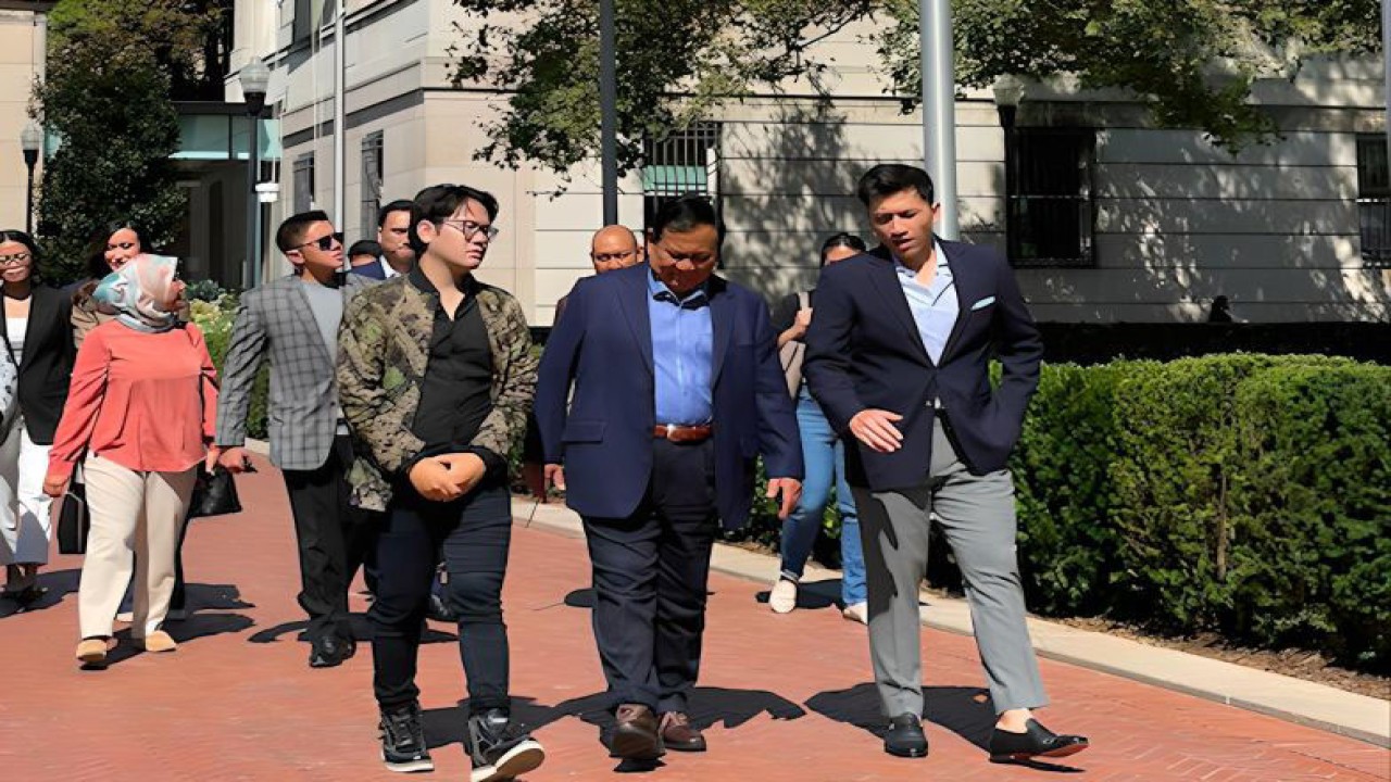 Menhan Prabowo Subianto (kedua dari kanan) didamping mahasiswa Indonesia Andra Gusman (kanan) saat berkeliling kampus Columbia University di New York, Amerika Serikat. (ANTARA/HO-Dokumentasi Pribadi)