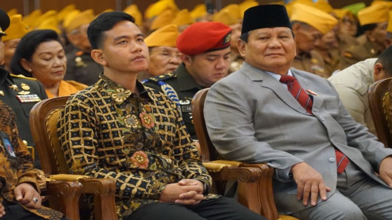 Prabowo Subianto dan Gibran Rakabuming Raka di acara Hari Veteran Nasional di Solo, Kamis (10/8/2023). ANTARA/HO-Humas UNS
