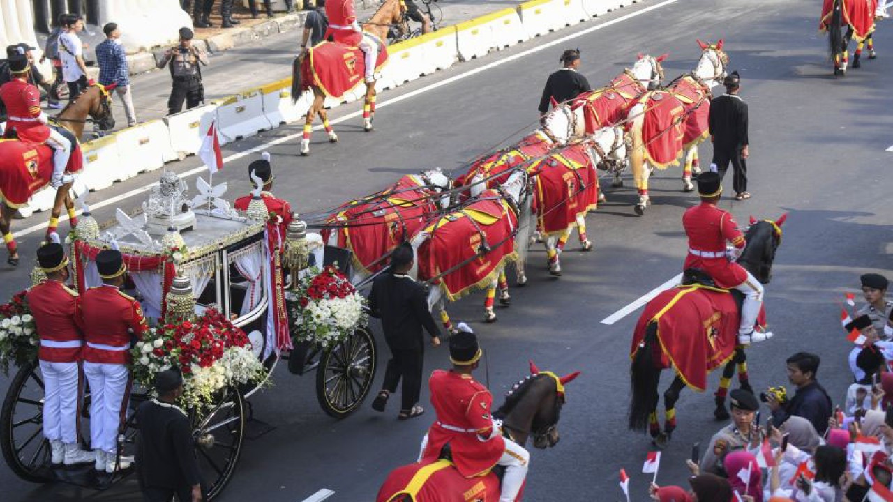 Prajurit berkuda TNI membawa kereta kencana saat mengikuti Kirab Bendera Pusaka Merah Putih di kawasan Monumen Nasional, Jakarta, Kamis (17/8/2023). (ANTARA FOTO/M Risyal Hidayat/tom)