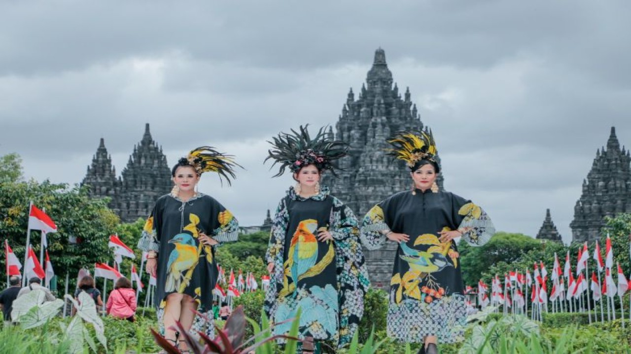 Kegiatan "Prambanan Catwalk Nusantara" di area Candi Prambanan pada Kamis (17/8/2023). ANTARA/HO-PT TWC