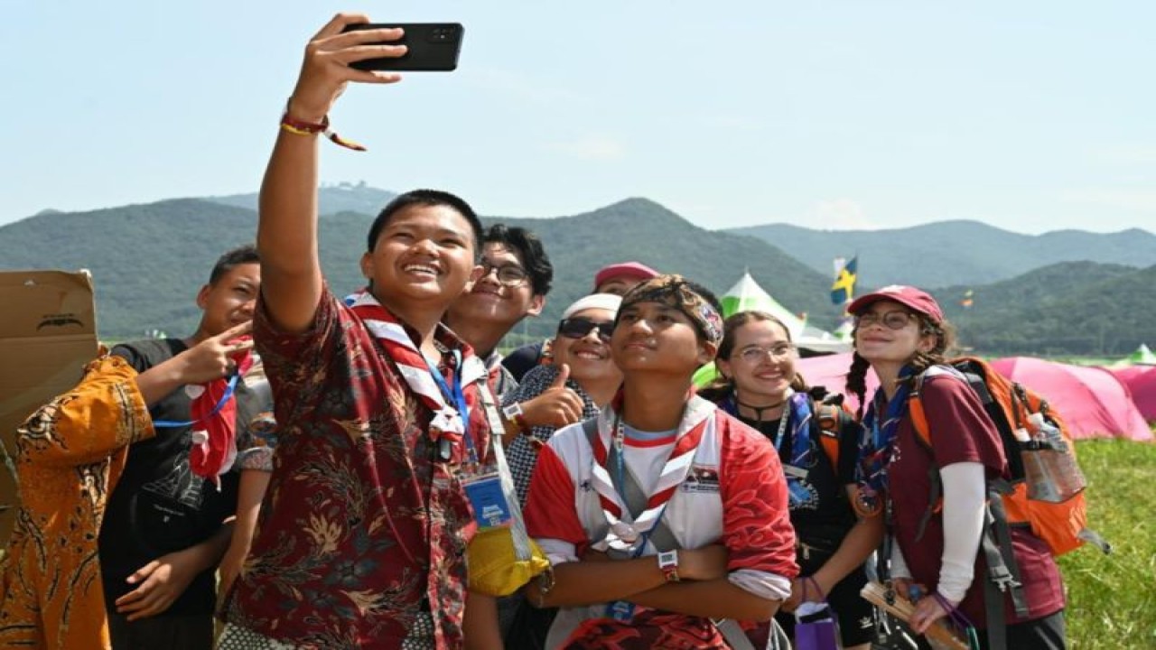 Peserta Kontingen Pramuka Indonesia berfoto bersama peserta kontingen pramuka negara lain saat mengikuti jambore dunia di Korea Selatan. (ANTARA/HO-Pramuka Indonesia)
