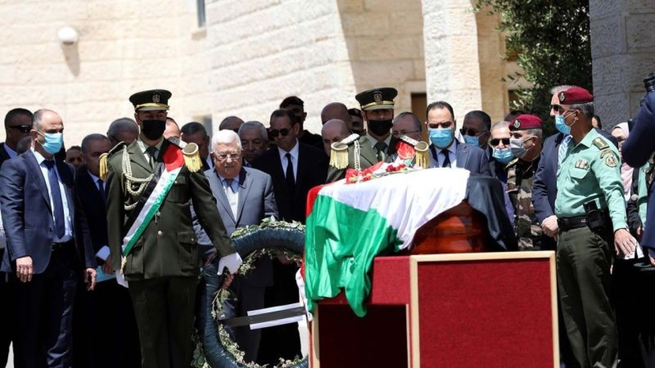Arsip - Presiden Palestina Mahmoud Abbas meletakkan karangan bunga saat upacara pemakaman jurnalis Al-Jazeera Shireen Abu Akleh di kantor pusat Otoritas Palestina di Kota Ramallah, Tepi Barat, (12/5/2022). Jurnalis Al-Jazeera Shireen Abu Akleh tewas  ditembak tentara Israel saat meliput di wilayah utara Tepi Barat yang diduduki pada Rabu (11/5/2023) pagi waktu setempat. ANTARA FOTO/Xinhua/Nidal Eshtayeh/aww