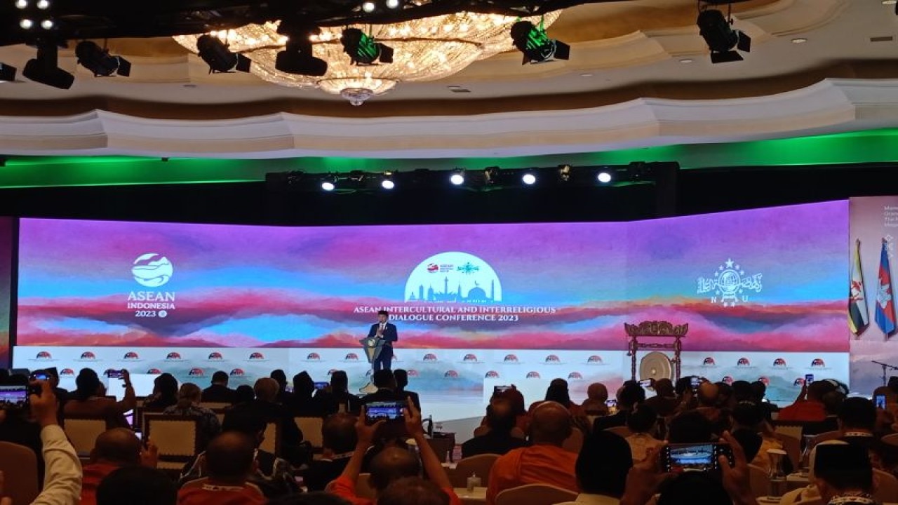 Presiden Joko Widodo saat menghadiri forum Dialog Antarbudaya dan Antaragama ASEAN (ASEAN IIDC) 2023 di Jakarta, Senin (7/8/2023). ANTARA/Rangga Pandu Asmara Jingga