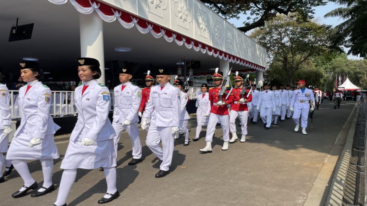 Tim Purna Paskibraka bersiap melakukan gladi bersih Upacara HUT ke-78 Kemerdekaan RI di Istana Merdeka, Selasa (15/8/2023). (ANTARA/Yashinta Difa)