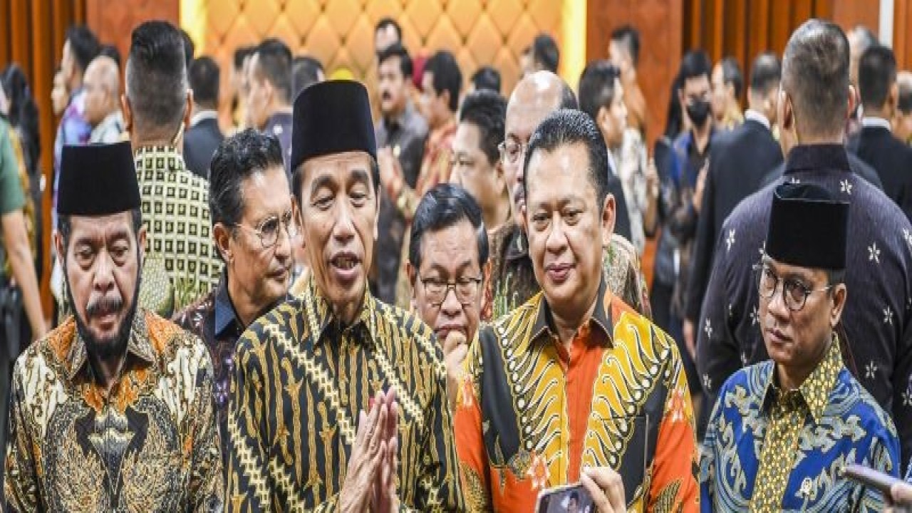 Presiden Joko Widodo memberikan keterangan kepada wartawan usai menghadiri Peringatan Hari Konstitusi dan HUT Ke-78 MPR RI, di Gedung MPR/DPR/DPD RI di Jakarta, Jumat (18/8/2023). ANTARA/Galih Pradipta
