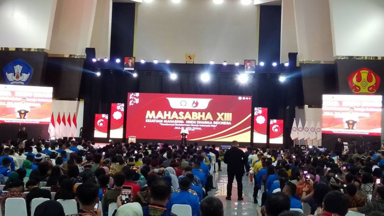 Presiden Joko Widodo saat membuka Kongres Nasional Mahasabha XIII Kesatuan Mahasiswa Hindu Dharma Indonesia (KMHDI) 2023 di Universitas Tadulako, Kota Palu, Sulawesi Tengah, Rabu (30/8/2023). (ANTARA/Nur Amalia Amir)