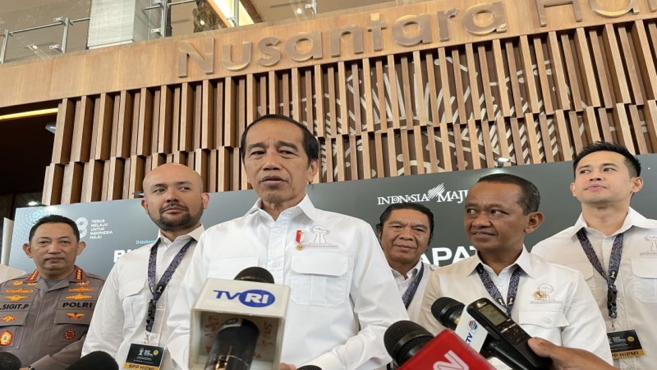 Presiden Joko Widodo ditemui wartawan usai pembukaan Rapat Kerja Nasional XVIII Himpunan Pengusaha Muda Indonesia (Hipmi) 2023 di Tangerang Selatan, Banten, Kamis (31/8/2023). ANTARA/Yashinta Difa.