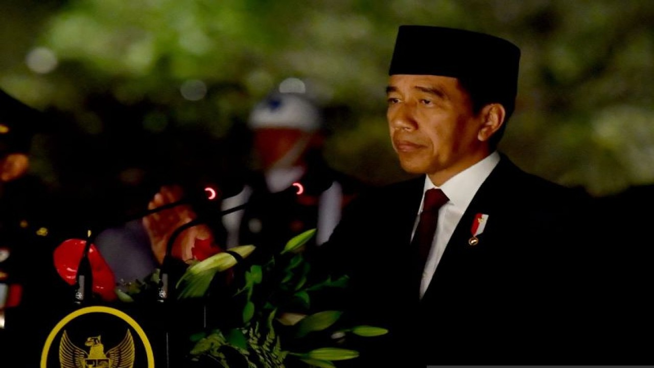 Presiden Joko Widodo saat memimpin apel kehormatan dan renungan suci di Taman Makam Pahlawan (TMP) Nasional Utama Kalibata, Jakarta, Kamis (17/8/2023) dini hari. ANTARA/HO-Biro Pers Sekretariat Presiden