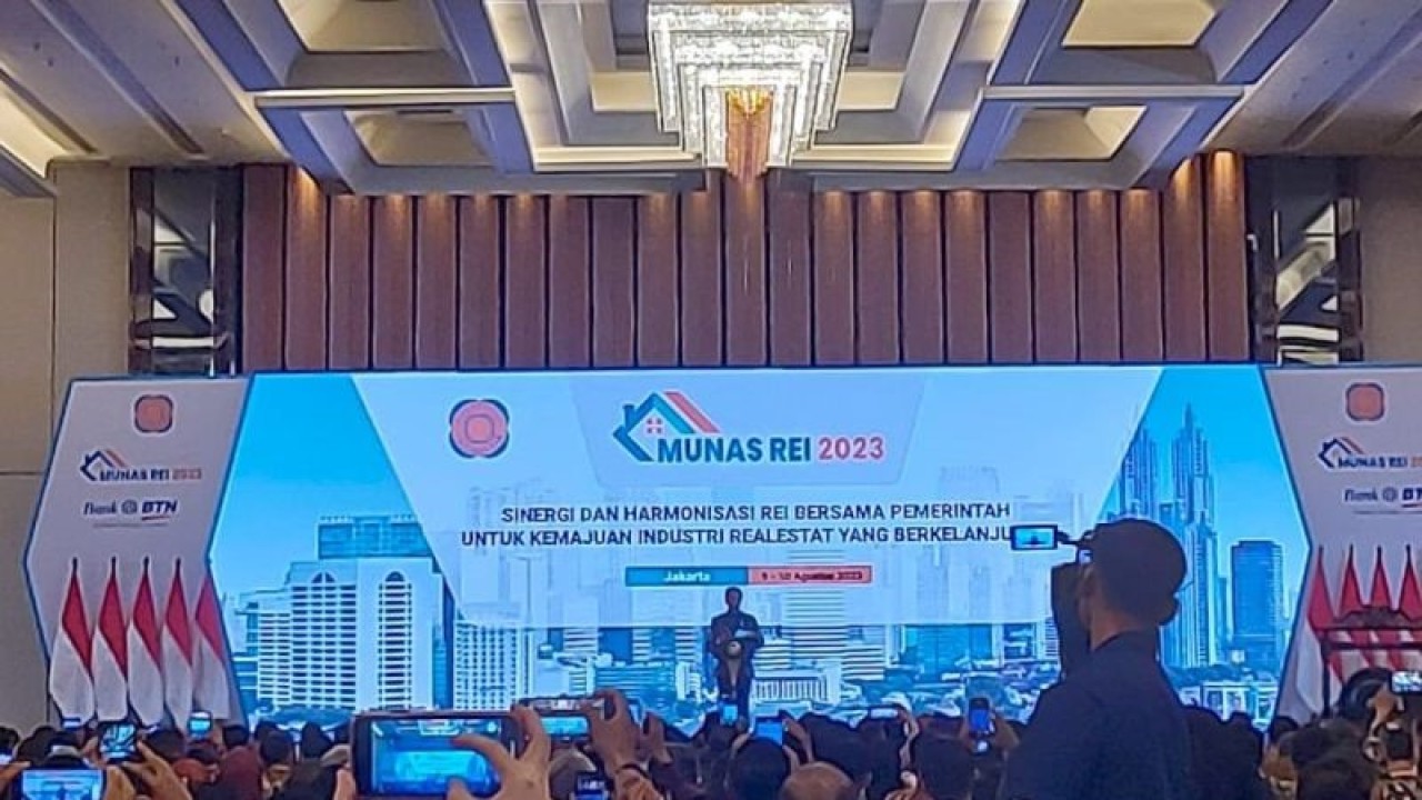 Presiden Joko Widodo saat menyampaikan pidato dalam Munas REI 2023 di Jakarta, Rabu (9/8/2023). (ANTARA/Mentari Dwi Gayati)