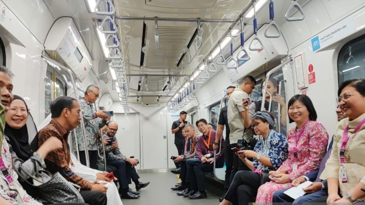 Presiden Joko Widodo mengajak para duta besar negara ASEAN dan sejumlah negara mitra menggunakan MRT dari Stasiun Bundaran HI menuju Stasiun ASEAN, Jakarta, Selasa (8/8/2023). ANTARA/Dokumentasi Pribadi