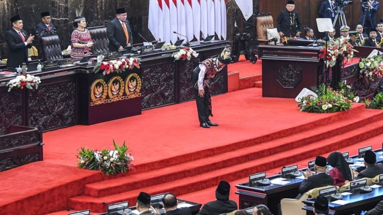 Presiden Joko Widodo menundukkan badan untuk memberi hormat kepada peserta sebelum menyampaikan pidato kenegaraan pada Sidang Tahunan MPR dan Sidang Bersama DPR-DPD Tahun 2023 di Gedung Nusantara, Kompleks Parlemen, Senayan, Jakarta, Rabu (16/8/2023). (ANTARA FOTO/Galih Pradipta/Spt/aa)