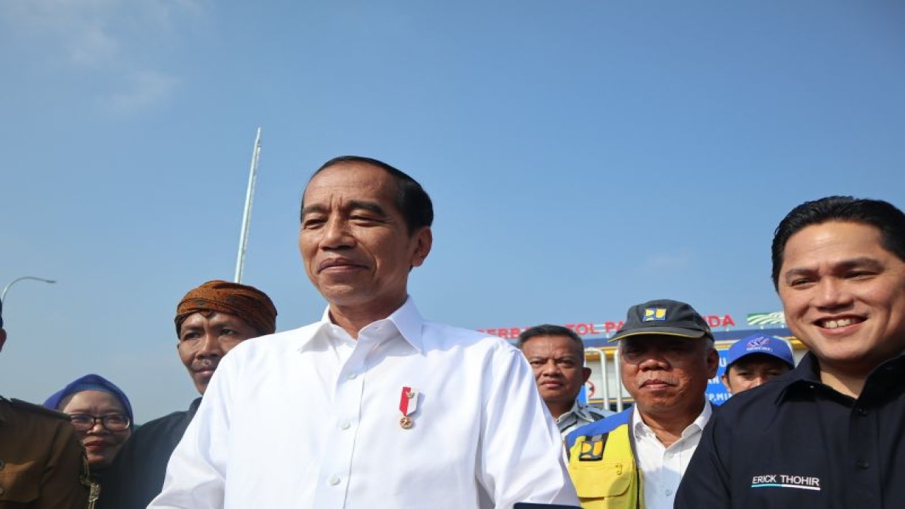 Presiden Joko Widodo berbicara kepada wartawan seusai meresmikan Jalan Tol Bogor-Ciawi-Sukabumi (Bocimi) Seksi II Cigombong - Cibadak sepanjang 11,90 kilometer di gerbang tol Parungkuda, Sukabumi, Jawa Barat pada Jumat (4/8/2023). ANTARA/Desca Lidya Natalia.