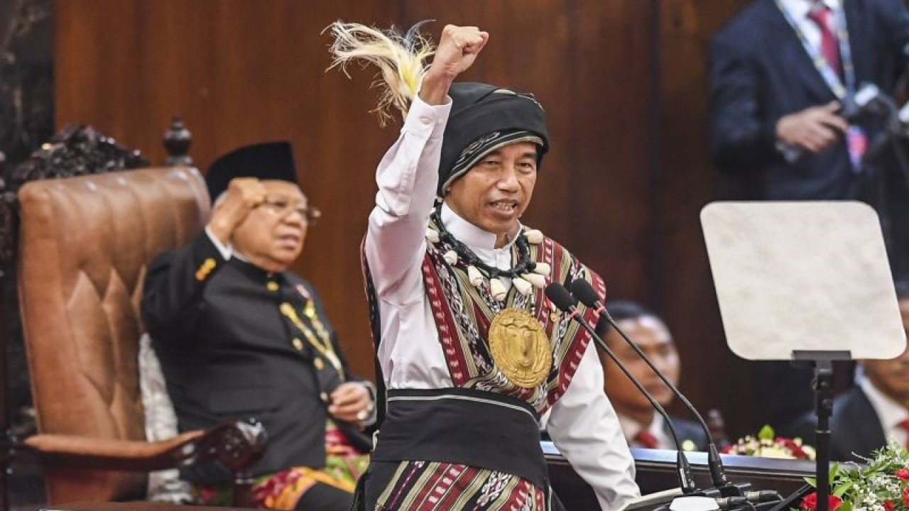 Presiden Joko Widodo mengepalkan tangan saat menyampaikan pidato kenegaraan pada Sidang Tahunan MPR dan Sidang Bersama DPR-DPD Tahun 2023 di Gedung Nusantara, Kompleks Parlemen, Senayan, Jakarta, Rabu (16/8/2023). (ANTARA FOTO/Galih Pradipta)