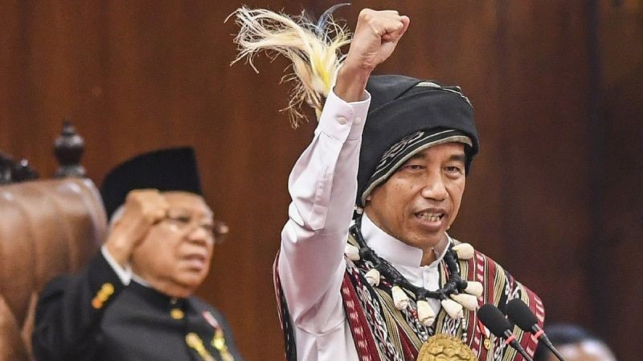 Presiden Joko Widodo mengepalkan tangan saat menyampaikan pidato kenegaraan pada Sidang Tahunan MPR dan Sidang Bersama DPR - DPD Tahun 2023 di Gedung Nusantara, Kompleks Parlemen, Senayan, Jakarta, Rabu (16/8/2023). ANTARA FOTO/Galih Pradipta/Spt/aa. (ANTARA FOTO/GALIH PRADIPTA)