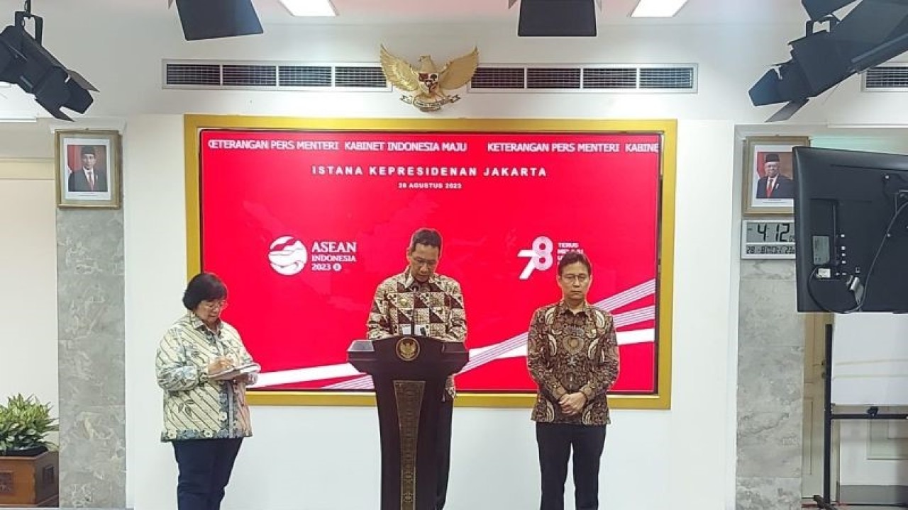 Pj Gubernur DKI Jakarta Heru Budi Hartono (tengah) memberikan keterangan kepada wartawan di Istana Kepresidenan Jakarta, Senin (28/8/2023). ANTARA/Yogi Rachman