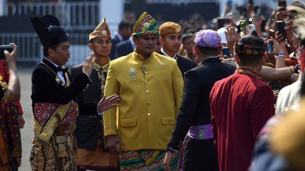 Presiden Joko Widodo (kiri) yang mengenakan baju adat Ageman Songkok Singkepan Ageng dari Keraton Kasunanan Surakarta Hadiningrat menyapa warga sebelum Upacara Peringatan Detik-Detik Proklamasi Kemerdekaan ke-78 Republik Indonesia di Istana Merdeka, Jakarta, Kamis (17/8/2023). HUT ke-78 RI mengangkat tema Terus Melaju untuk Indonesia Maju. ANTARA FOTO/Hafidz Mubarak/aww.
