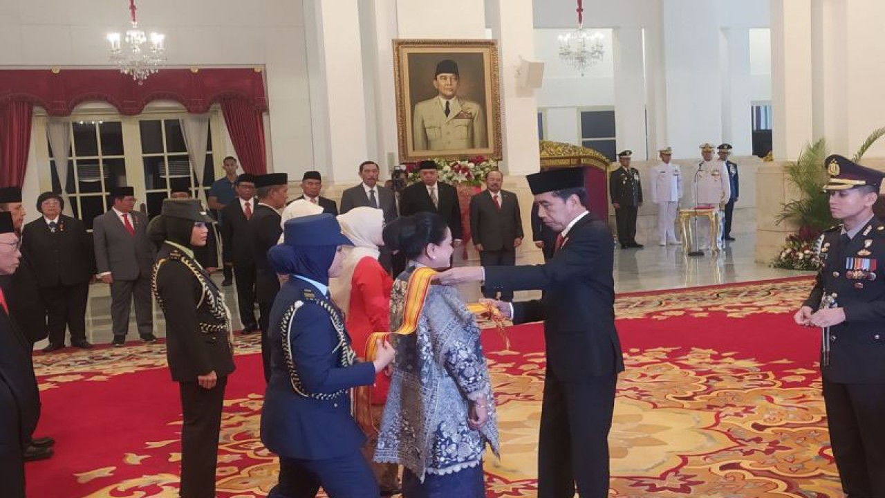Presiden Joko Widodo menganugerahkan Tanda Kehormatan Bintang Republik Indonesia Adipradana kepada Ibu Negara Iriana Jokowi, dan tanda kehormatan dan lainnya kepada sejumlah tokoh di Istana Negara, Jakarta, Senin (14/8/2023). (ANTARA/Indra Arief Pribadi)
