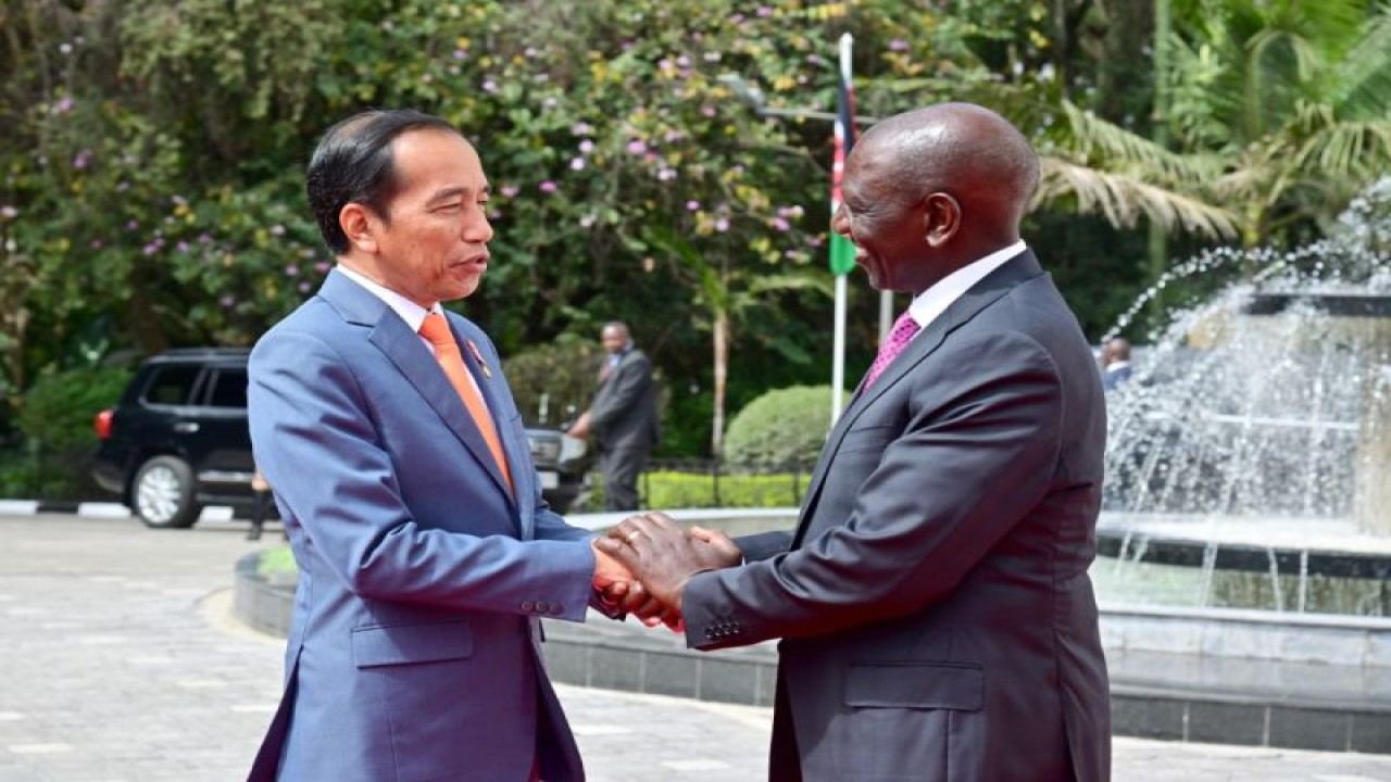 Presiden RI Joko Widodo (kiri) berjabat tangan dengan Presiden Kenya William Ruto (kanan) di Nairobi, pada Senin (21/8/2023). (ANTARA/HO-Biro Pers, Media, dan Informasi Sekretariat Presiden)