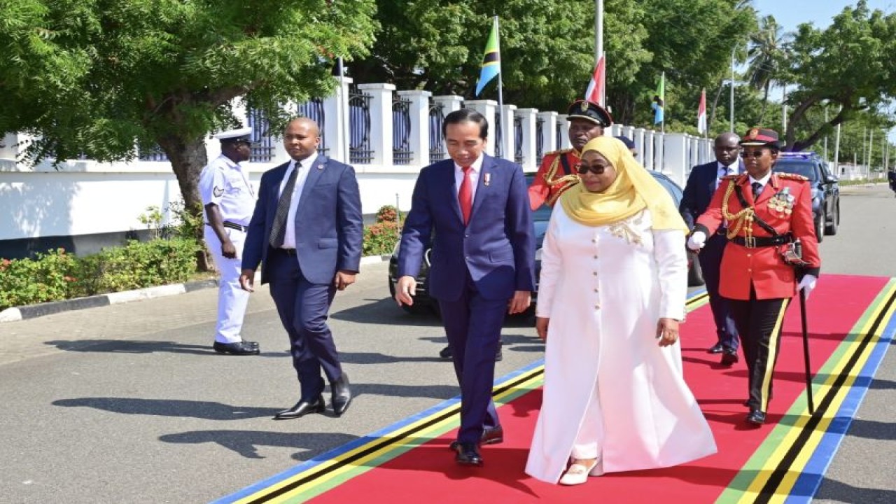 Presiden RI Joko Widodo (Jokowi) dan Presiden Republik Persatuan Tanzania Samia Suluhu Hassan bertemu untuk membahas kerja sama bilateral di Dar Es Salaam State House, Tanzania, Selasa (22/8/2023). ANTARA/HO-Biro Pers Sekretariat Presiden.