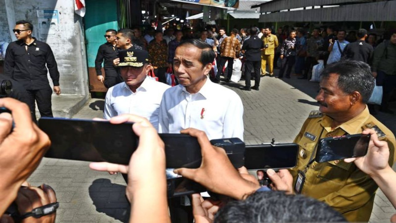 Presiden RI Joko Widodo (Jokowi) memberikan keterangan usai meninjau Pasar Brahrang, Binjai, Sumatra Utara, Jumat (25/8/2023). (ANTARA/HO-Biro Pers Sekretariat Presiden)