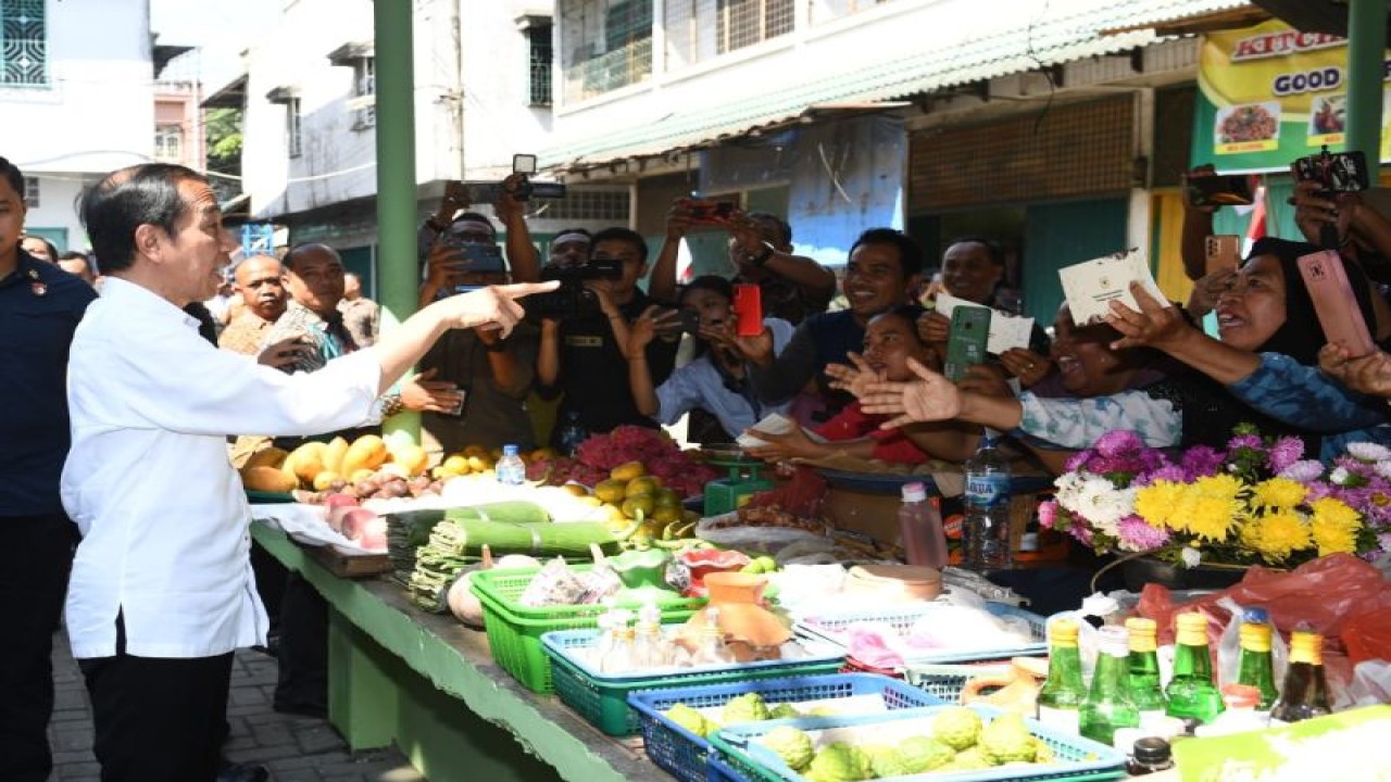 Presiden Joko Widodo meninjau harga kebutuhan pokok di Pasar Brahrang, Sumatera Utara, Jumat (25/8/2023). (ANTARA/HO-Biro Pers, Media, dan Informasi Sekretariat Presiden)