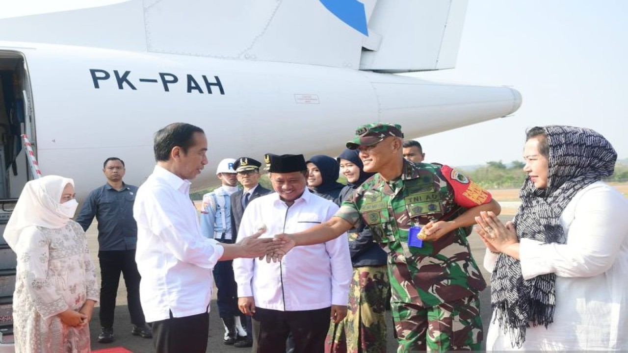 Presiden RI Joko Widodo (Jokowi) dan Ibu Negara Iriana Jokowi tiba di Bandara Cakrabhuwana di Cirebon, Jawa Barat, Selasa (30/8/2023) dan selanjutnya menuju Pekalongan, Jawa Tengah, untuk membuka Muktamar Sufi Internasional 2023. (ANTARA/HO-Biro Pers Sekretariat Presiden)