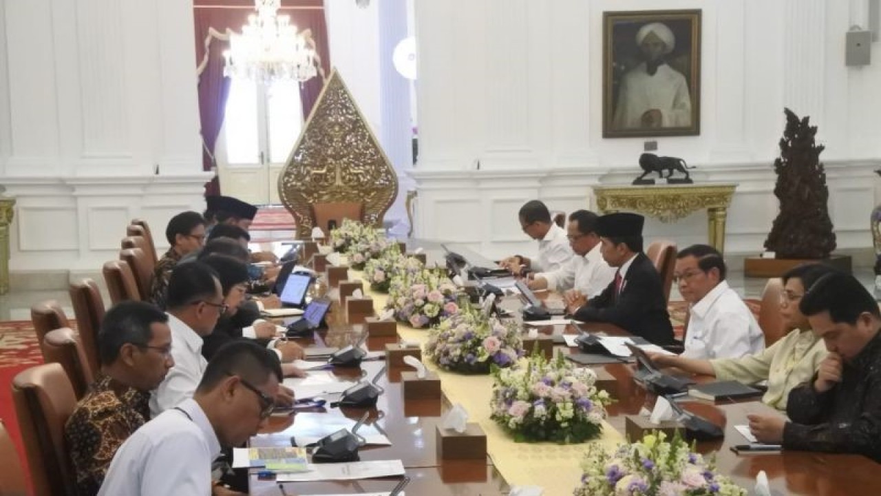 Presiden Joko Widodo memimpin rapat terbatas yang membahas polusi udara di Istana Merdeka, Jakarta, Senin (14/8/2023). (ANTARA/Indra Arief Pribadi)