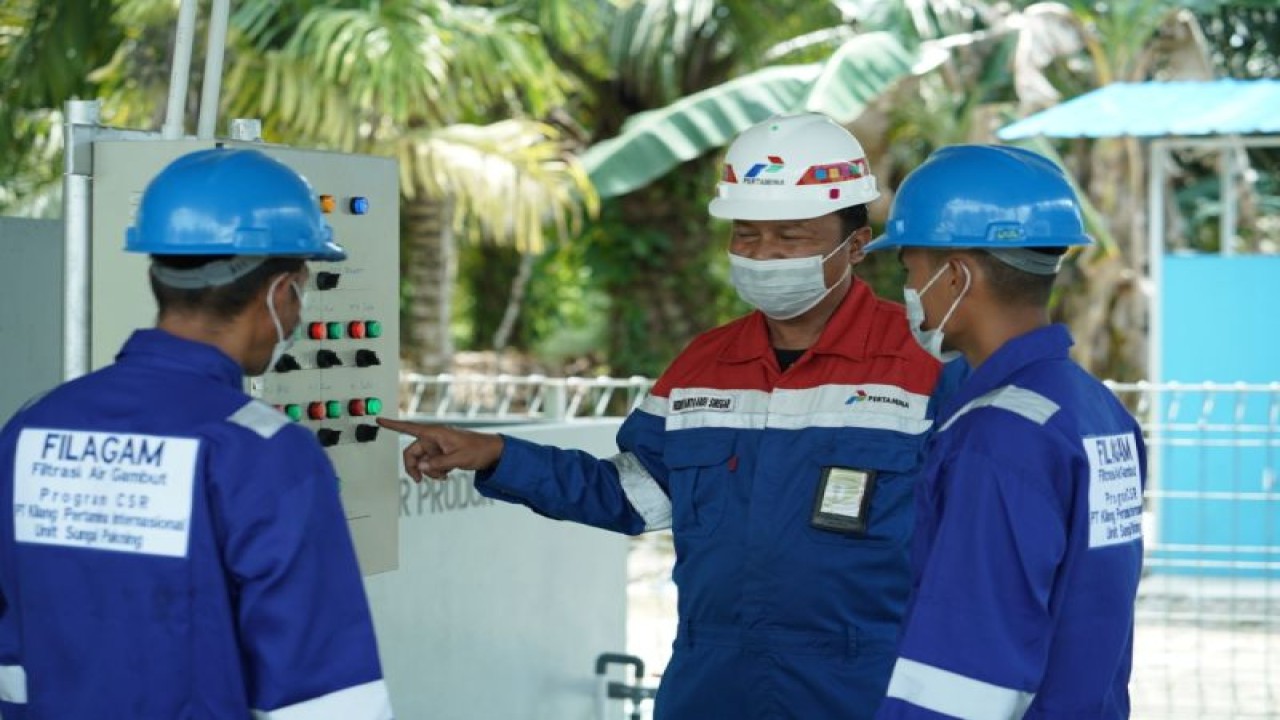 Program Sungai Gambut Berseri bertajuk Filtrasi Air Gambut (FILAGAM), PT Kilang Pertamina Internasional (PT KPI) Unit Sei Pakning mengubah air gambut menjadi bersih. (ANTARA/HO-PT KPI RU II)