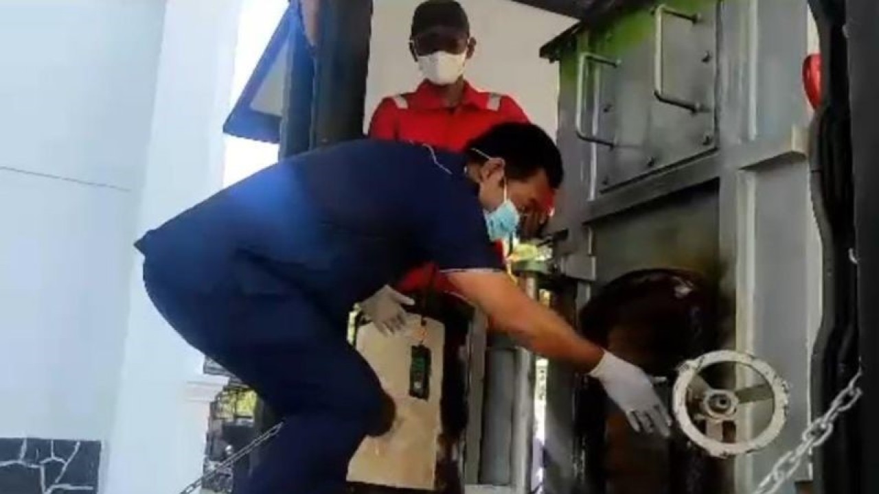 Proses pemusnahan barang bukti jenis sabu-sabu yang dilakukan oleh Kejari Kendari. (Antara/La Ode Muh Deden Saputra)