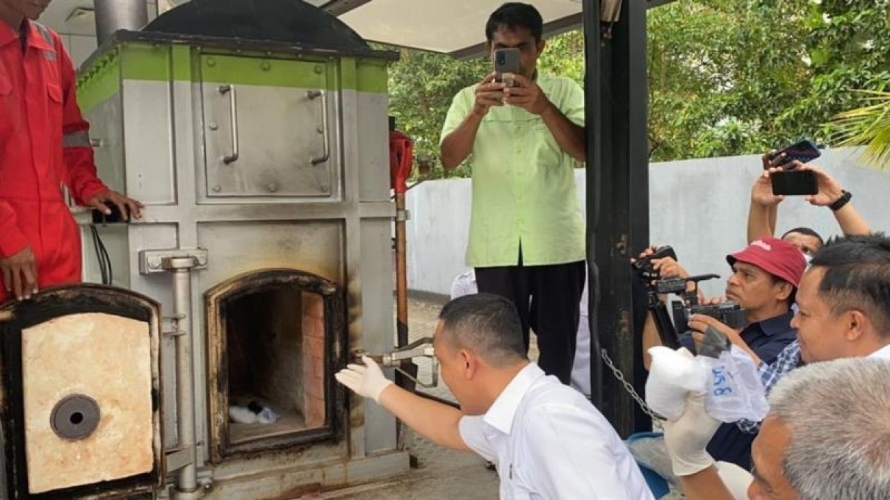 Proses pemusnahan barang bukti narkoba yang dilakukan oleh BNNP Sultra, di Kendari, Rabu (23/8/2023). Antara/La Ode Muh Deden Saputra