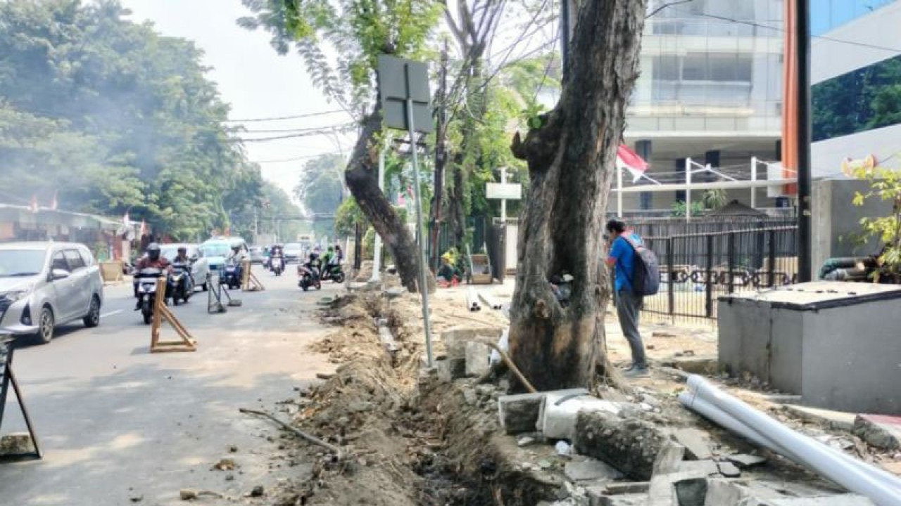 Kendaraan melintas proyek revitalisasi trotoar pedestrian di Jalan Kesehatan, Jakarta Pusat, Selasa (22/8/2023). ANTARA/HO-Dokumentasi Pribadi