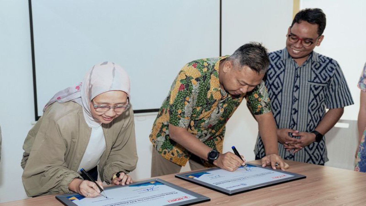 PT Amartha Mikro Fintek (Amartha) dan PT Bank Nationalnobu Tbk (Nobu Bank) menandatangani kerja sama untuk untuk mendukung permodalan pelaku usaha ultra mikro di pedesaan dengan komitmen tahap awal sebesar Rp100 miliar. ANTARA/HO-PT Amartha Mikro Fintek