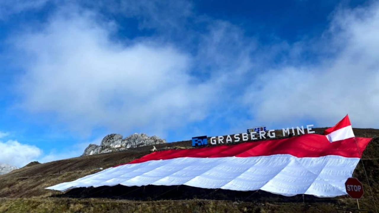 PTFI membentangkan Bendera Merah Putih berukuran 3.431,25 meter persegi di area tambang terbuka Grasberg (ANTARA/HO-Humas PT Freeport Indonesia)