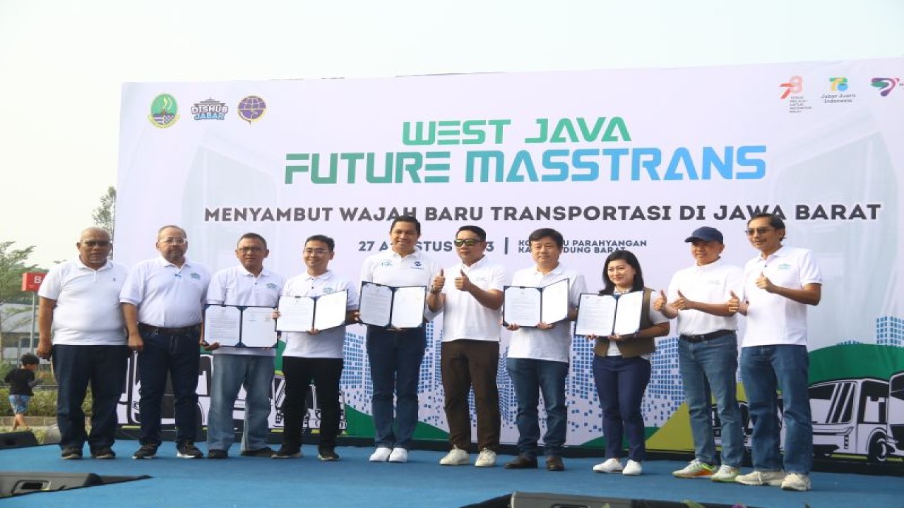 Penandatanganan Nota Kesepahaman antara PT JakLingko Indonesia dan PT Jasa Sarana tarkait dukungan Jaklingko pada sistem tiketing Bus Rapid Transit (BRT) Bandung Raya di Kota Baru Parahyangan, Bandung, Minggu (27/8/2023) Antara/HO-JakLingko