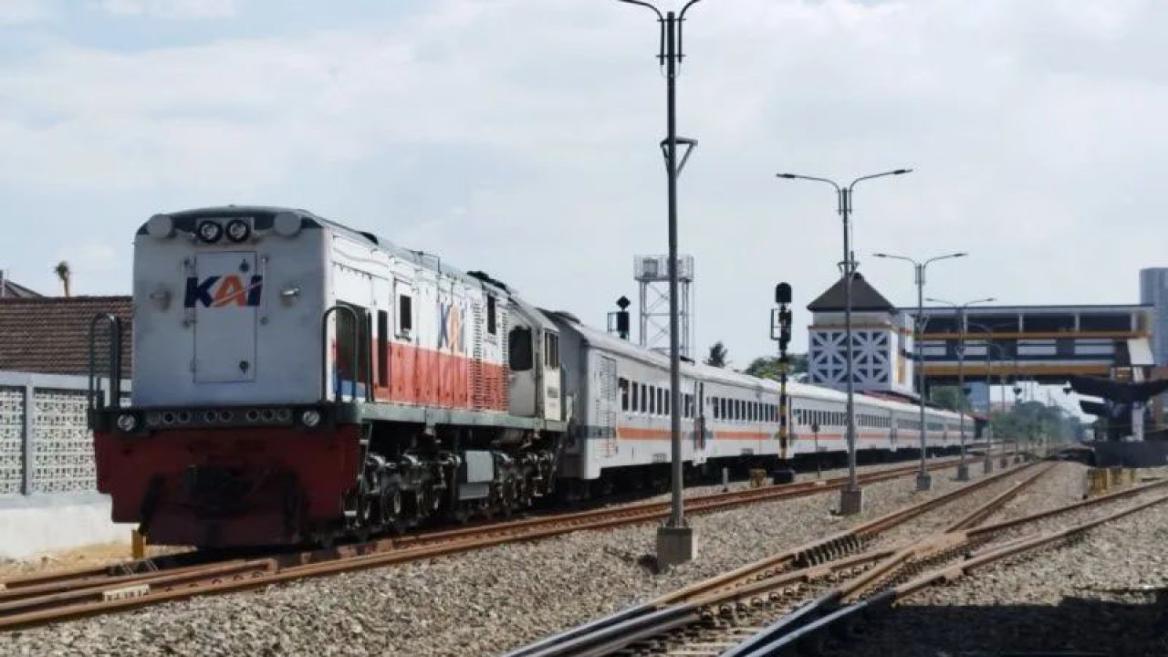 Kereta api berangkat dari Stasiun Gedebage, Kota Bandung, Jawa Barat. (ANTARA/Bagus Ahmad Rizaldi)