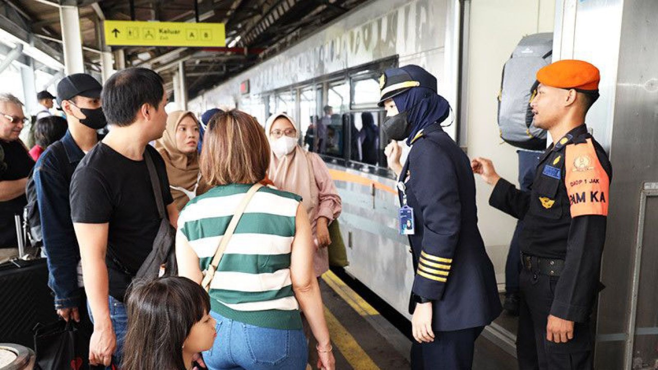 Ilustrasi - Petugas memberi arahan kepada penumpang kereta api di Stasiun Bandung, Kota Bandung, Jawa Barat. ANTARA/HO-PT KAI Daop 2/am.