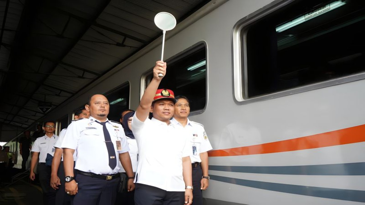 Bupati Lumajang Thoriqul Haq bersama Direktur Operasi PT KAI Awan Hermawan Purwadinata meresmikan pemberhentian resmi KA Pandalungan dan KA Blambangan Ekspres di Stasiun Klakah Lumajang, Kamis (17/8/2023). (ANTARA/HO-Diskominfo Lumajang)