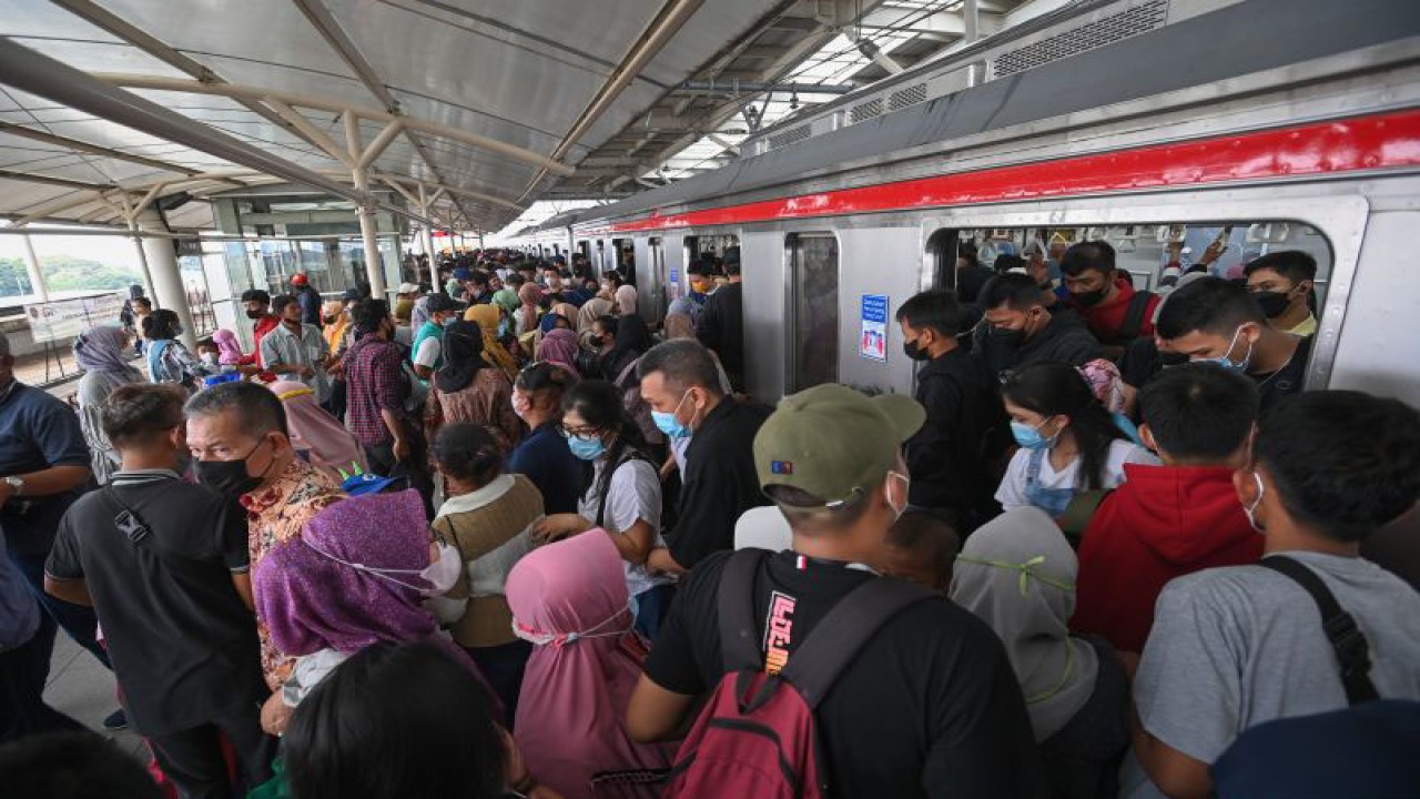 Arsip Foto - Sejumlah penumpang keluar dari gerbong kereta rel listrik (KRL) Commuterline Jabodetabek di Stasiun KA Manggarai, Jakarta, Senin (24/4/2023). VP Corporate Secretary KAI Commuter Erni Sylviane Purba menyebutkan kepadatan penumpang KRL Jabodetabek sejak H+1 hingga H+2 Lebaran didominasi pengguna musiman yang memanfaatkan waktu liburnya untuk bersilaturahmi dengan kerabat ataupun berwisata ke sejumlah tempat di Jabodetabek, seperti Kota Tua, Monas, Kebun Raya Bogor, dan sejumlah obyek wisata lainnya. ANTARA FOTO/Aditya Pradana Putra/YU