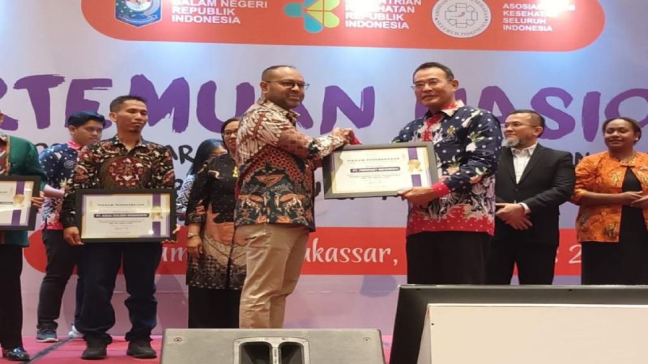 Direktur and Executive Vice President (EVP) Sustainable Development PTFI Claus Wamafma menerima penghargaan Kategori CSR Perusahaan di Bidang Kesehatan, yang diserahkan Ketua ADINKES Dr.M Subuh di Makasar, Sulawesi Selatan. (HO-Corcom PTFI)