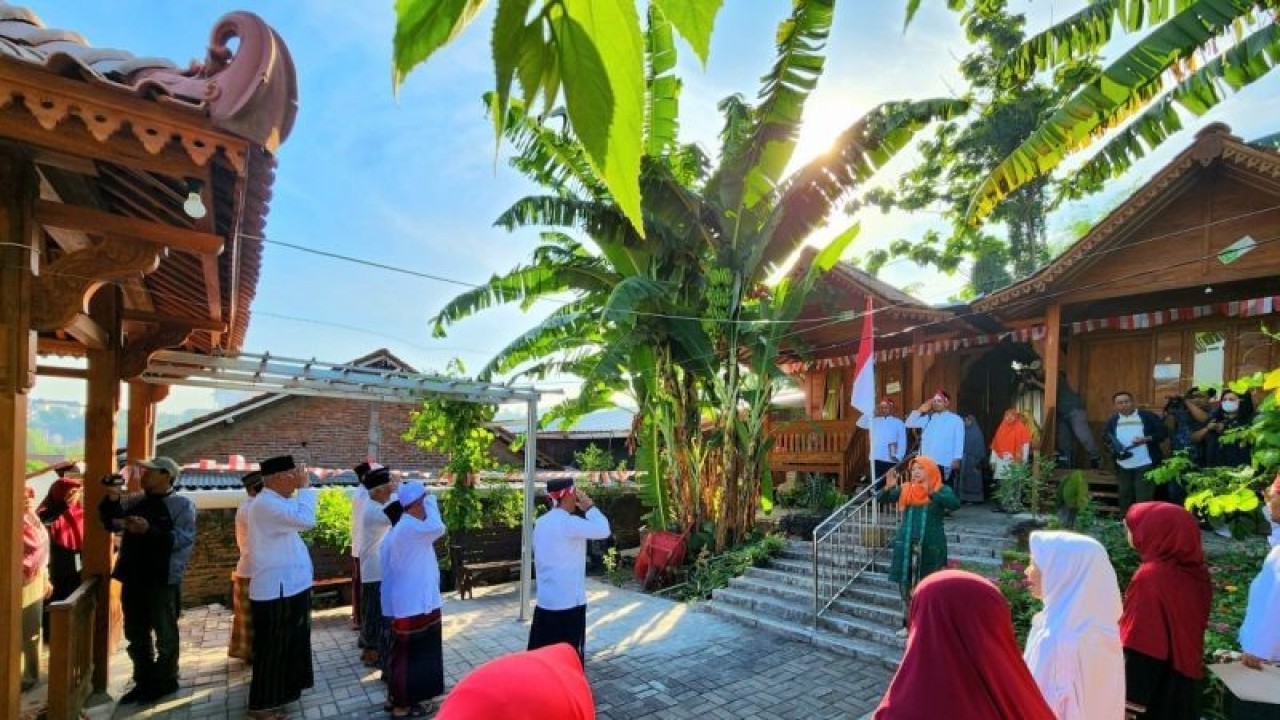Puluhan santri lanjut usia (lansia) Pondok Pedantren Roodhiyatam Mardhiyyah, Gubungpati, Kota Semarang, Kamis, mengikuti upacara peringatan HUT Ke-78 Kemerdekaan Republik Indonesia. (ANTARA/ I.C.Senjaya)