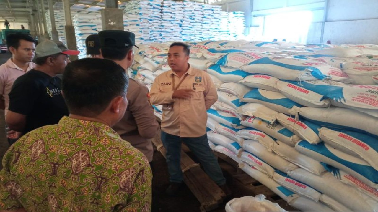 Arsip--Dispertangan Situbondo, Jawa Timur, cek pupuk subsidi di Gudang Penyangga Desa Kalibagor, Kecamatan Situbondo. ANTARA/Novi Husdinariyanto