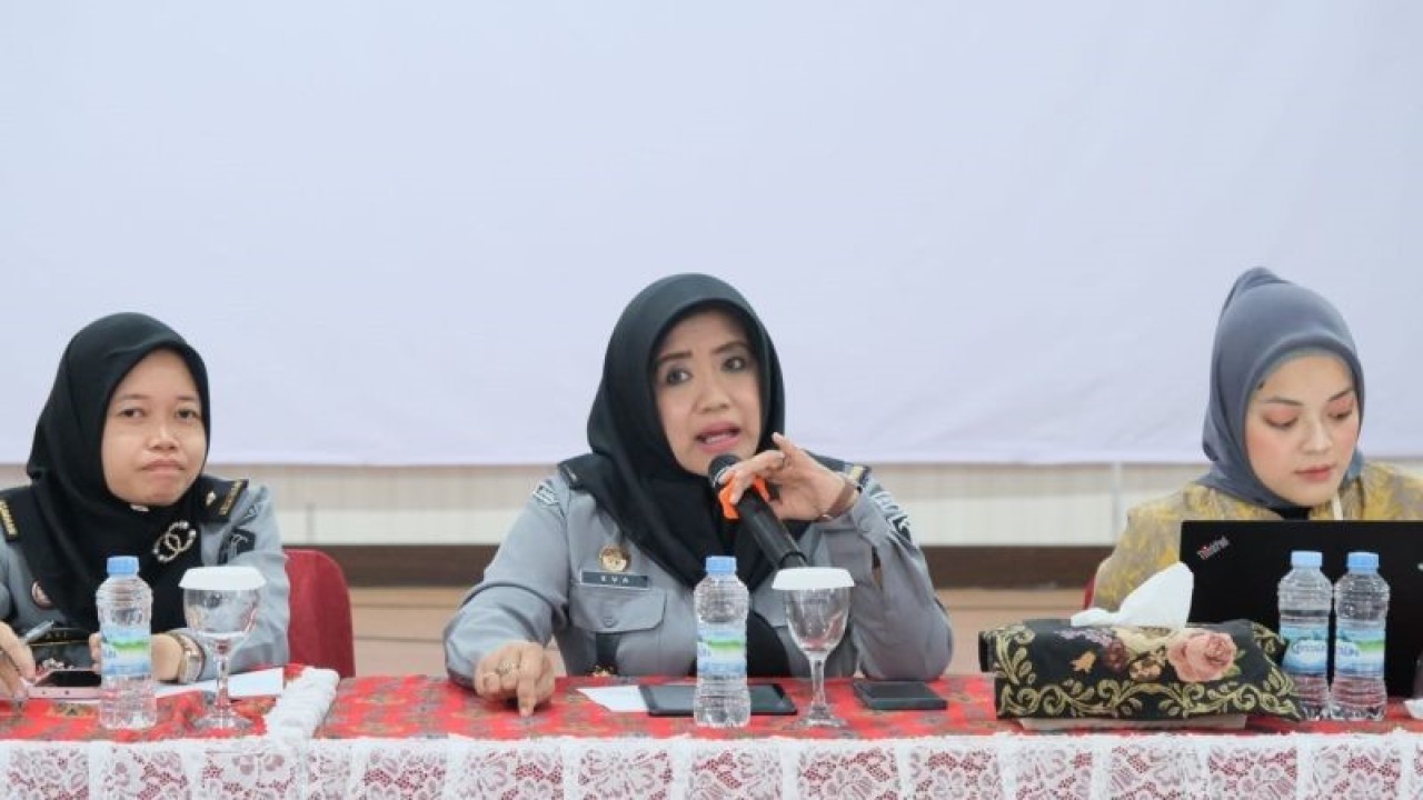 Plh Kepala Divisi Administrasi Kanwil Kemenkumham Babel Eva Gantini (tengah) saat membuka supervisi dan pelatihan pelayanan Sistem Pemerintahan Berbasis Elektronik (SPBE) di Pangkalpinang, Jumat (ANTARA/HO-Humas Kemenkumham Babel)
