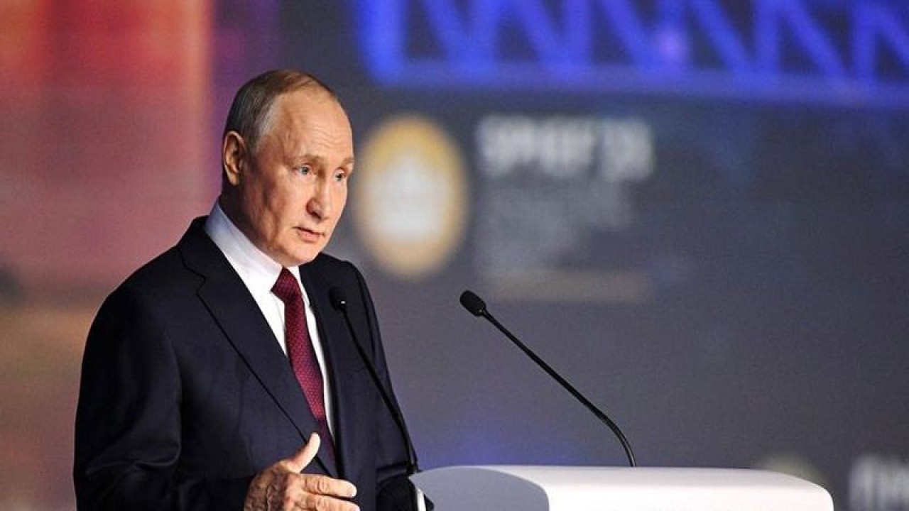 Presiden Rusia Vladimir Putin berpidato di sesi pleno Forum Ekonomi Internasional St. Petersburg ke-26, Jumat (16/6/2023). ANTARA/Xinhua/Siaran Pers Kremlin/am.